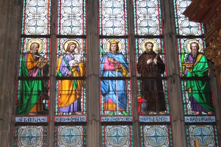 Christian saints. Stained glass in St. Vitus Cathedral, Prague. Sursa.